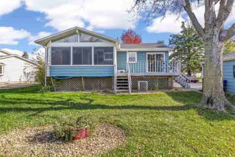 5025 Pine Grove Dr NE Cedar Rapids IA 52402