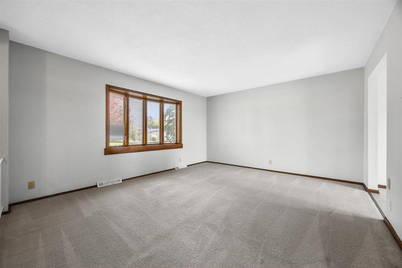 5025 Pine Grove Dr NE Cedar Rapids IA 52402