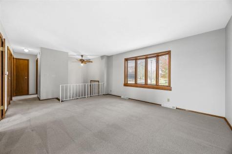 5025 Pine Grove Dr NE Cedar Rapids IA 52402