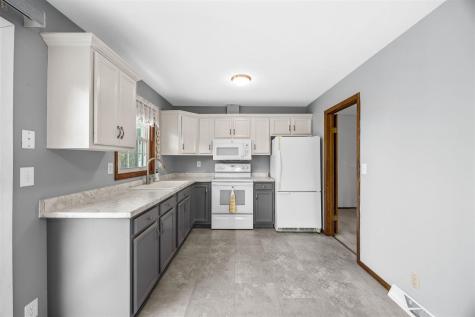 5025 Pine Grove Dr NE Cedar Rapids IA 52402
