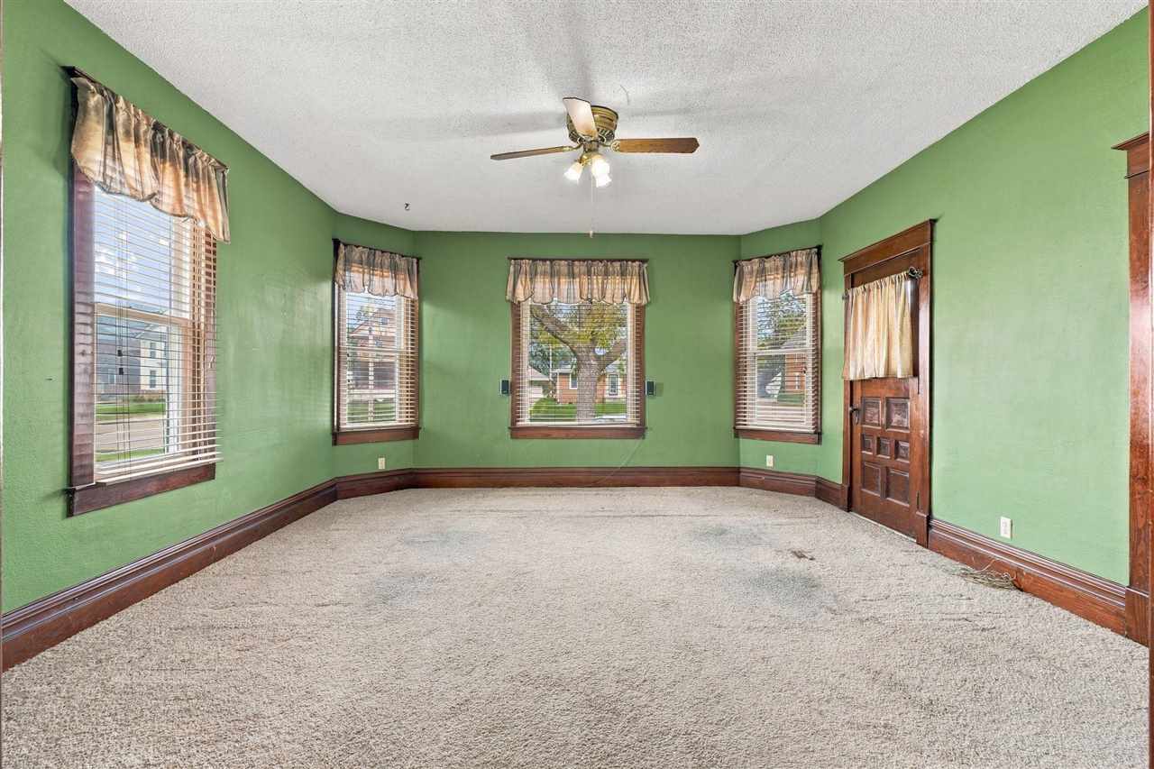 609 W 1st Avenue Dyersville IA 52040