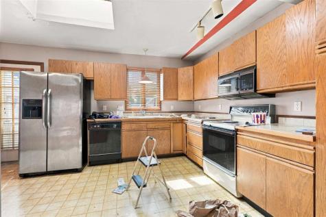 609 W 1st Avenue Dyersville IA 52040