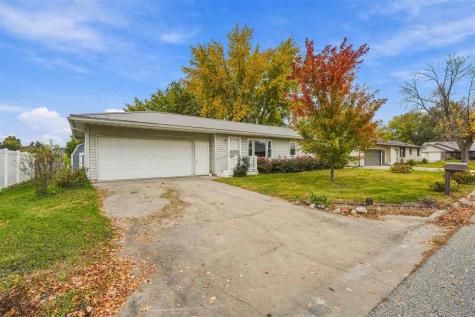1109 E Place Kalona IA 52247