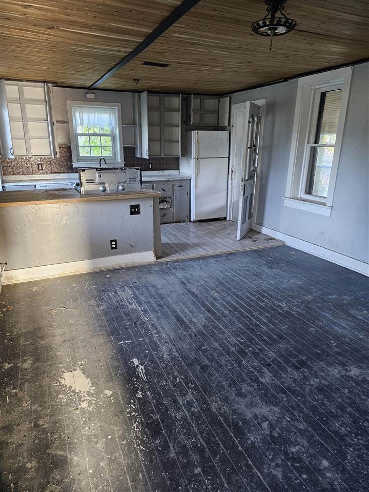 103 N Oak Street Anamosa IA 52205