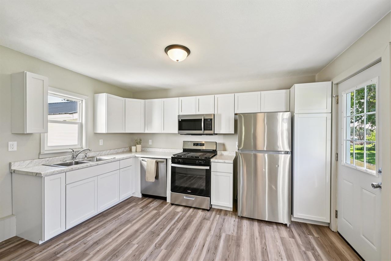 321 S 3rd Street Coggon IA 52218