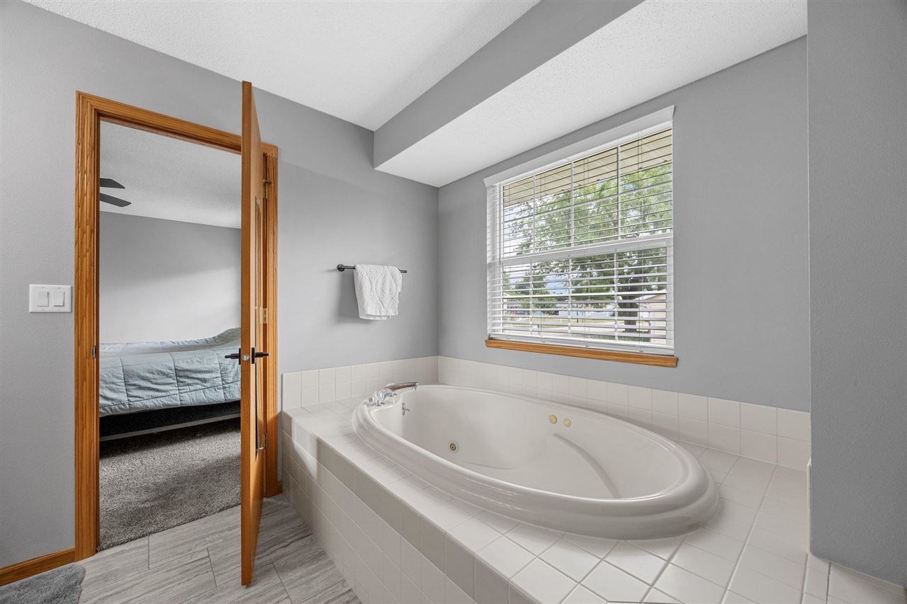 1405 Lyndhurst Drive Hiawatha IA 52233