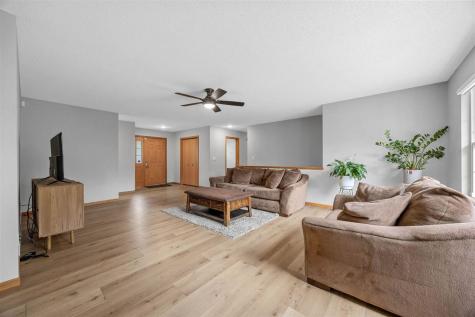 1405 Lyndhurst Drive Hiawatha IA 52233