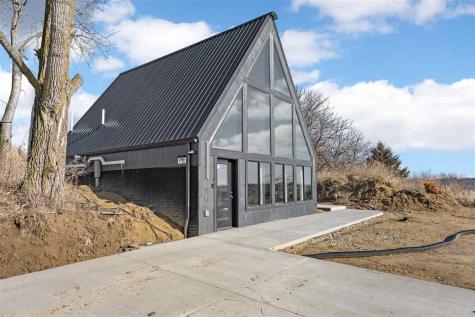 2613 335th Street Chelsea IA 52215