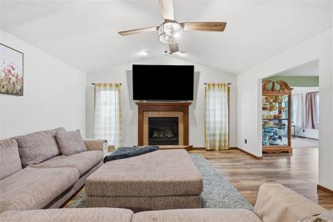 55 Thompson Drive Palo IA 52324