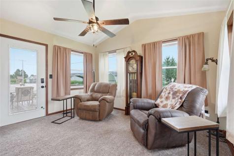 55 Thompson Drive Palo IA 52324