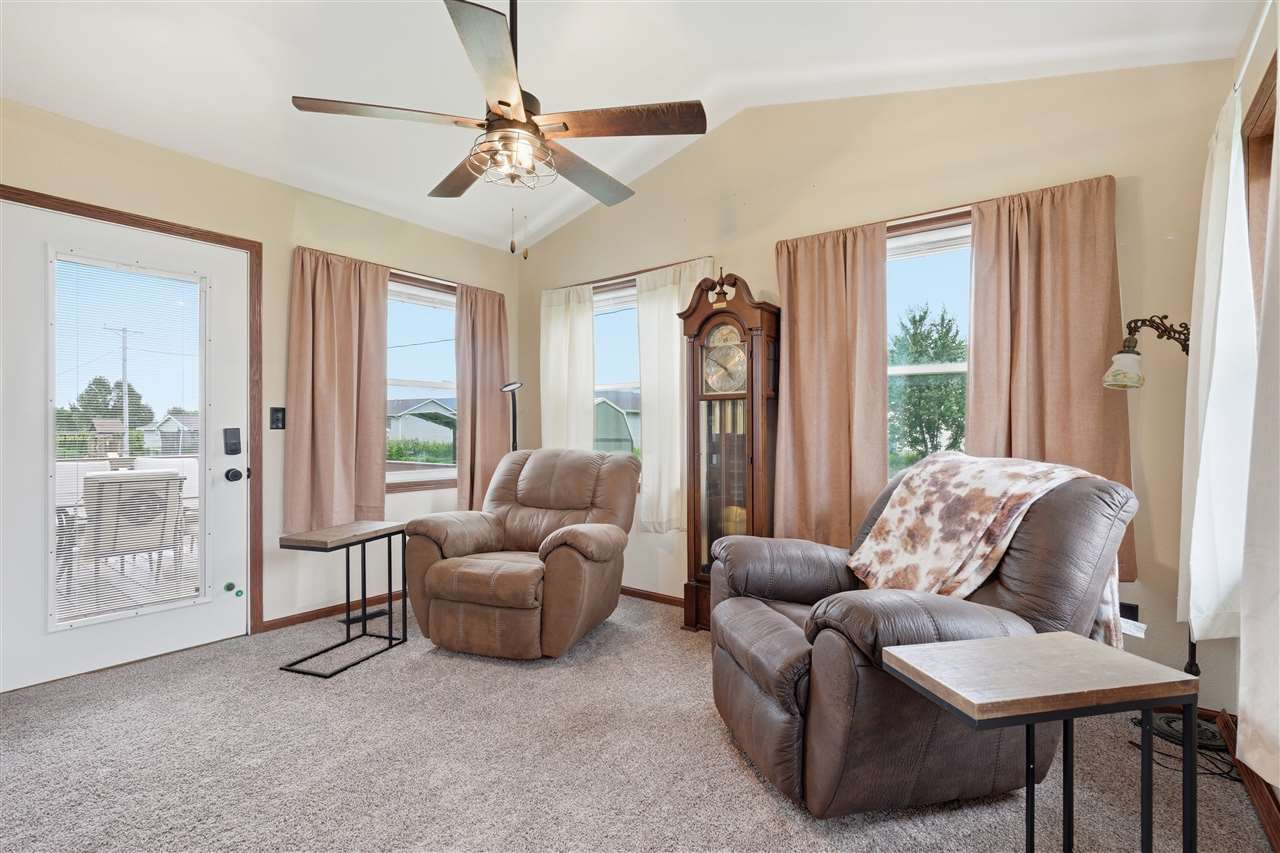 55 Thompson Drive Palo IA 52324
