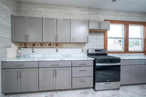 206 4th Street Victor IA 52347
