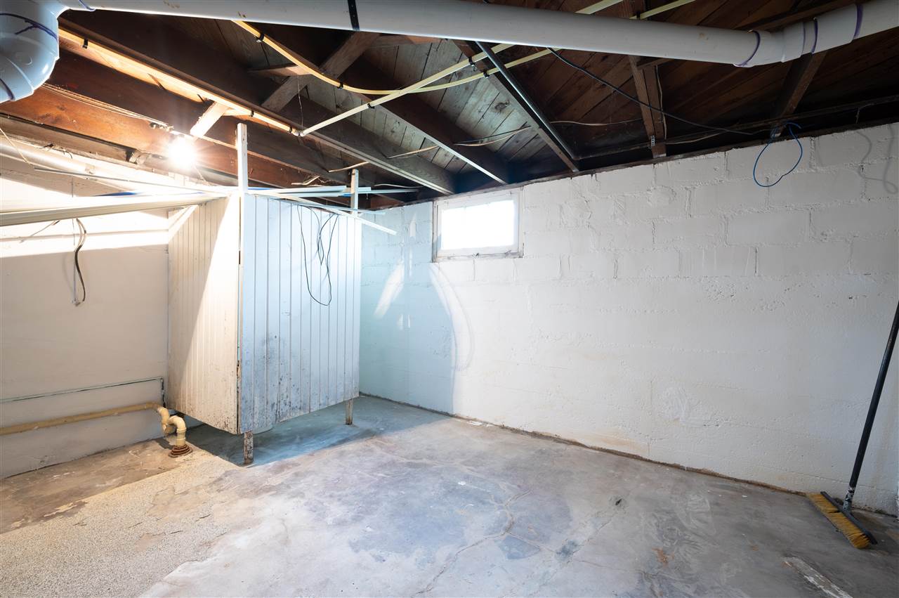 206 4th Street Victor IA 52347