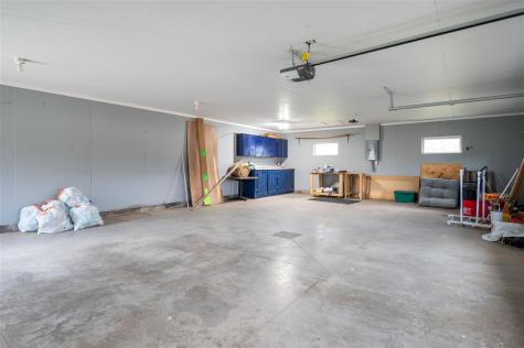 206 4th Street Victor IA 52347
