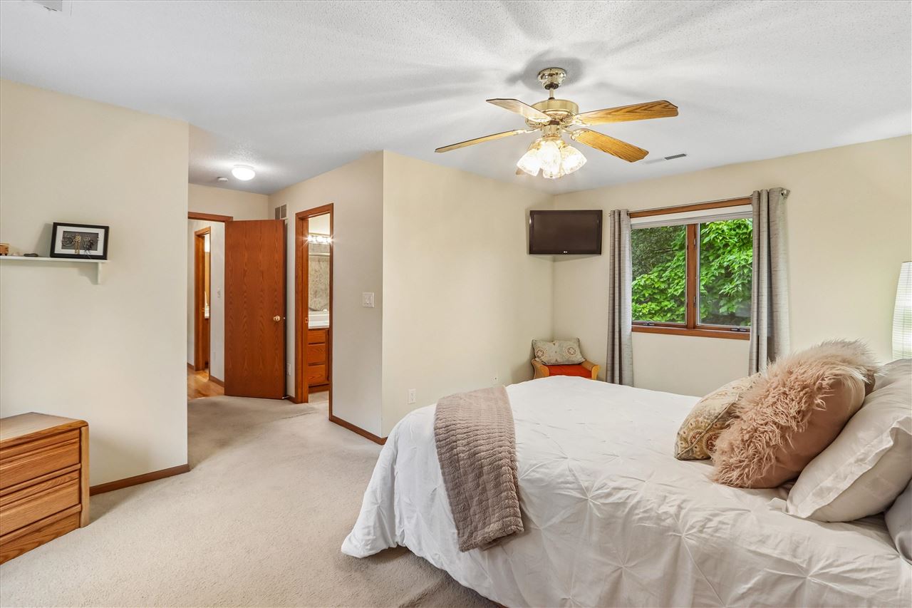 1934 Meadow Ridge Lane Iowa City IA 52245
