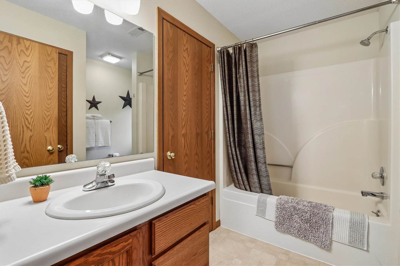 1934 Meadow Ridge Lane Iowa City IA 52245
