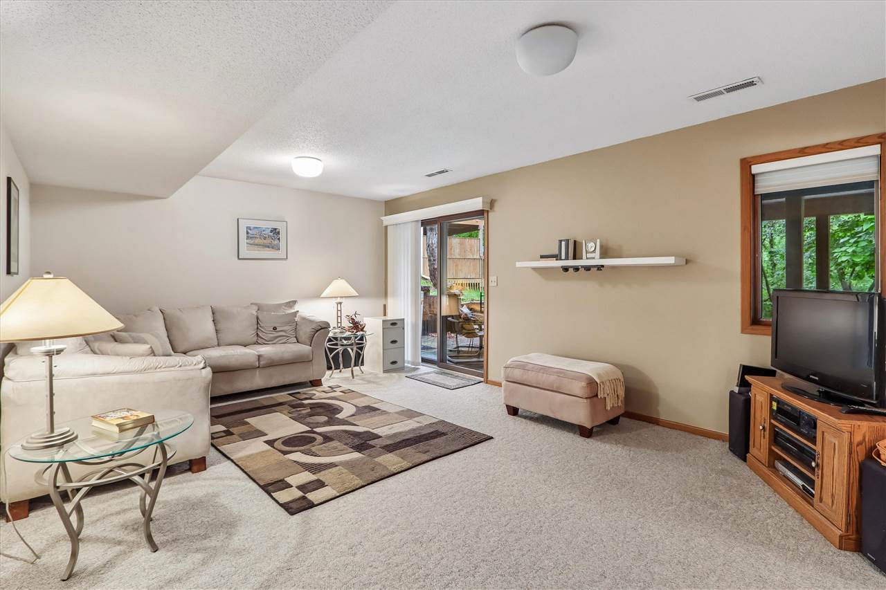 1934 Meadow Ridge Lane Iowa City IA 52245