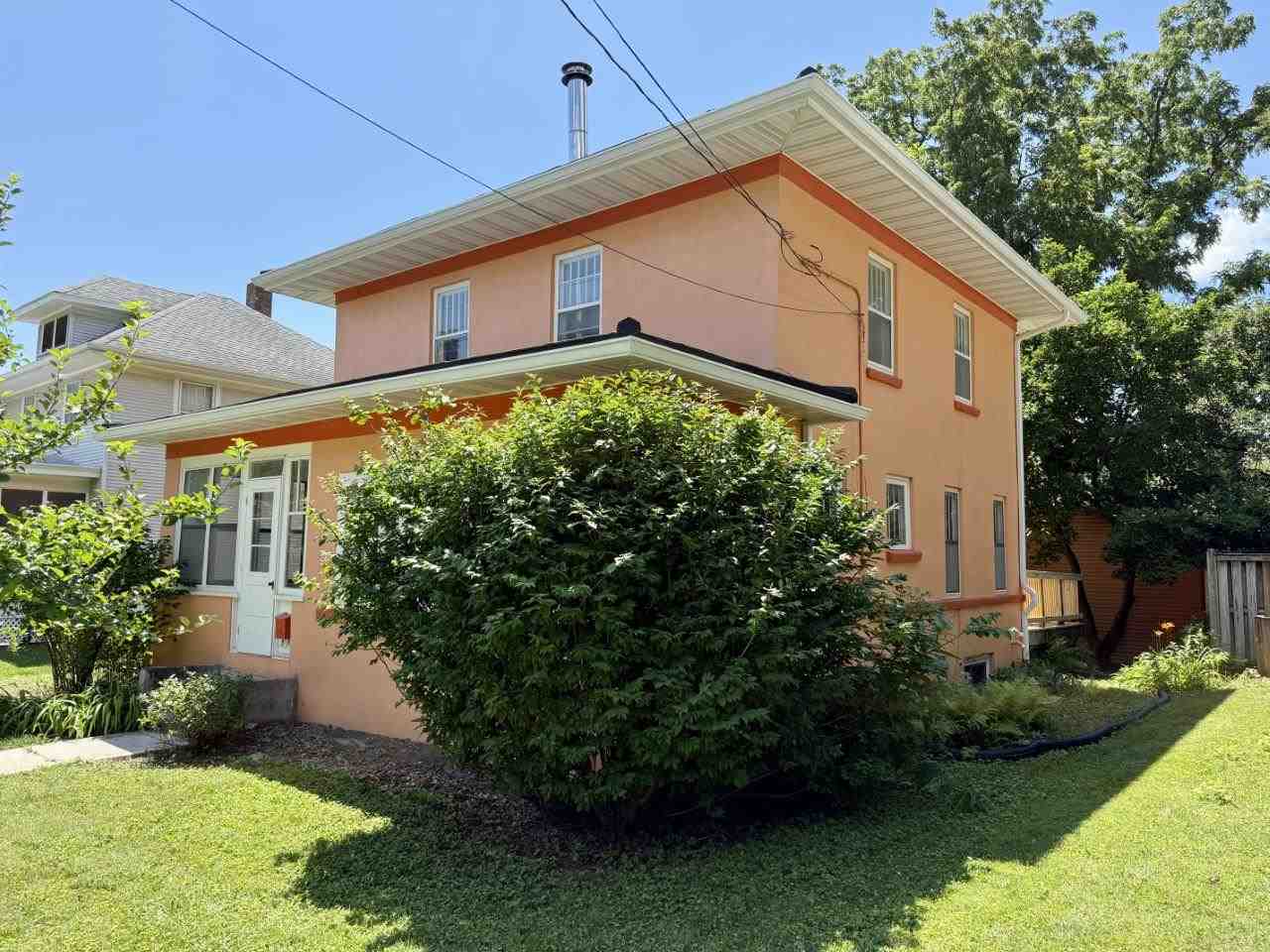 423 S 7th Avenue Iowa City IA 52245