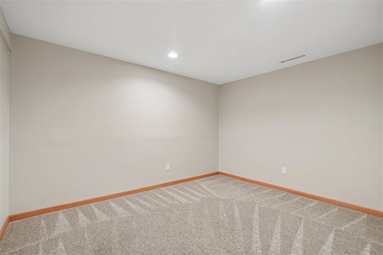 1510 North Drive Ely IA 52227