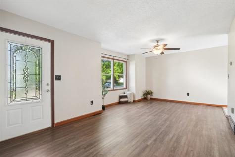 1510 North Drive Ely IA 52227
