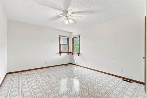 1037 N Iowa Avenue Washington IA 52353