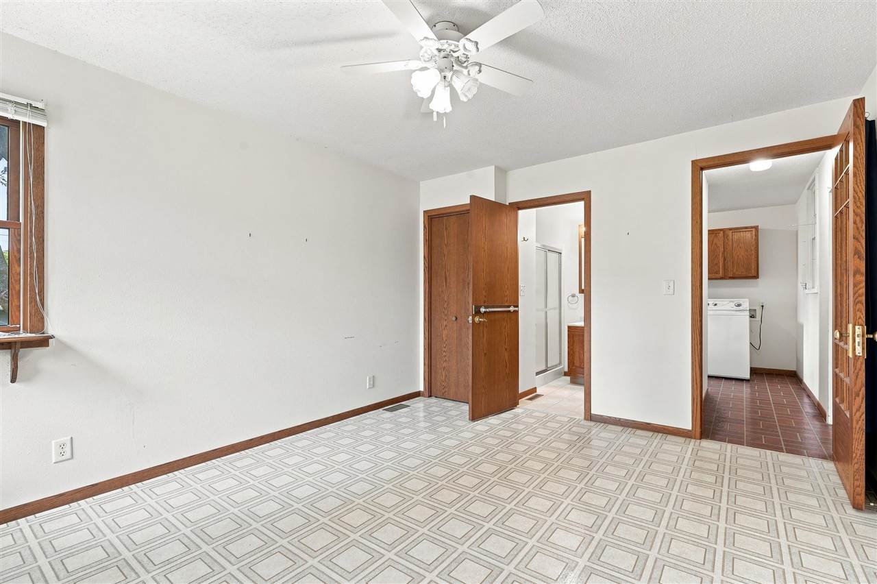 1037 N Iowa Avenue Washington IA 52353