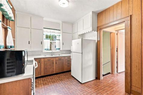 1037 N Iowa Avenue Washington IA 52353