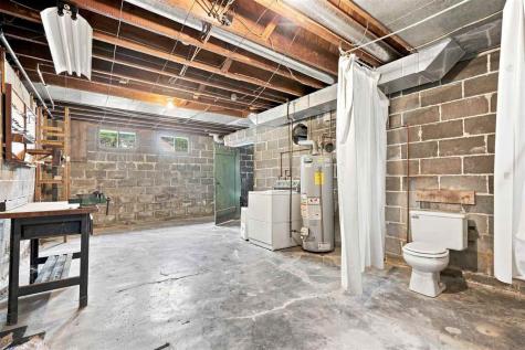 1037 N Iowa Avenue Washington IA 52353