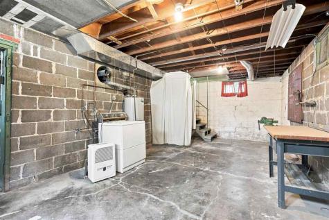1037 N Iowa Avenue Washington IA 52353