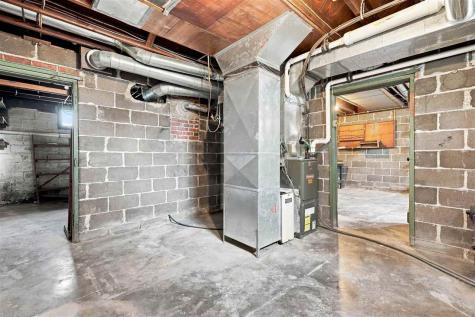 1037 N Iowa Avenue Washington IA 52353