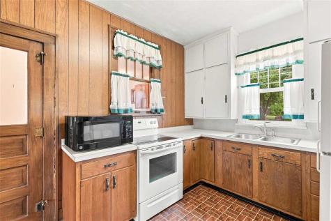 1037 N Iowa Avenue Washington IA 52353