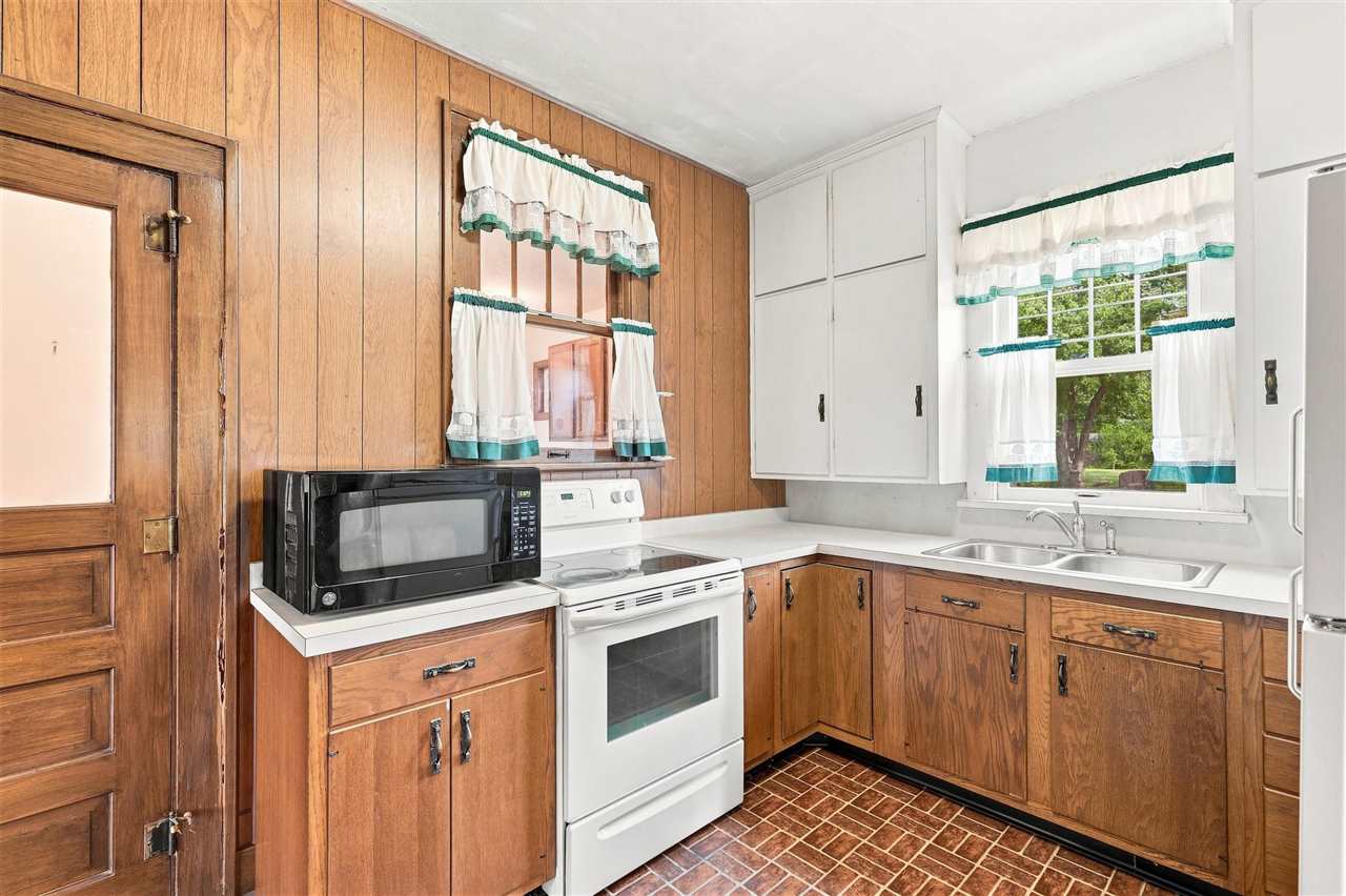 1037 N Iowa Avenue Washington IA 52353