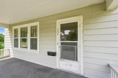1037 N Iowa Avenue Washington IA 52353