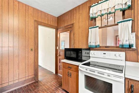1037 N Iowa Avenue Washington IA 52353