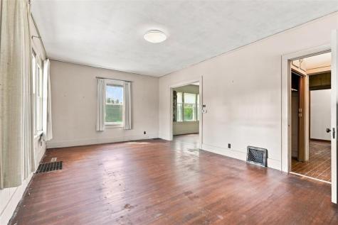 1037 N Iowa Avenue Washington IA 52353