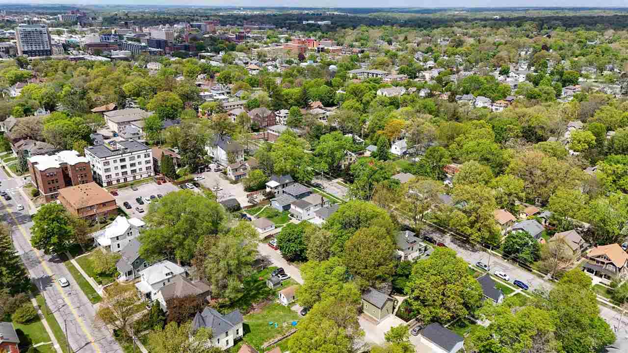 1039 E College Street Iowa City IA 52240