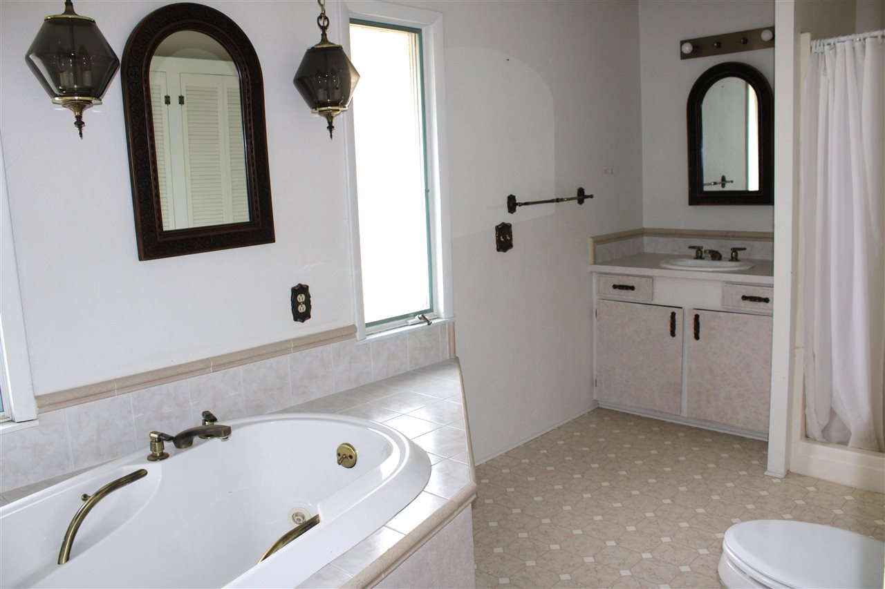 230 N Navajo Lane North English IA 52316