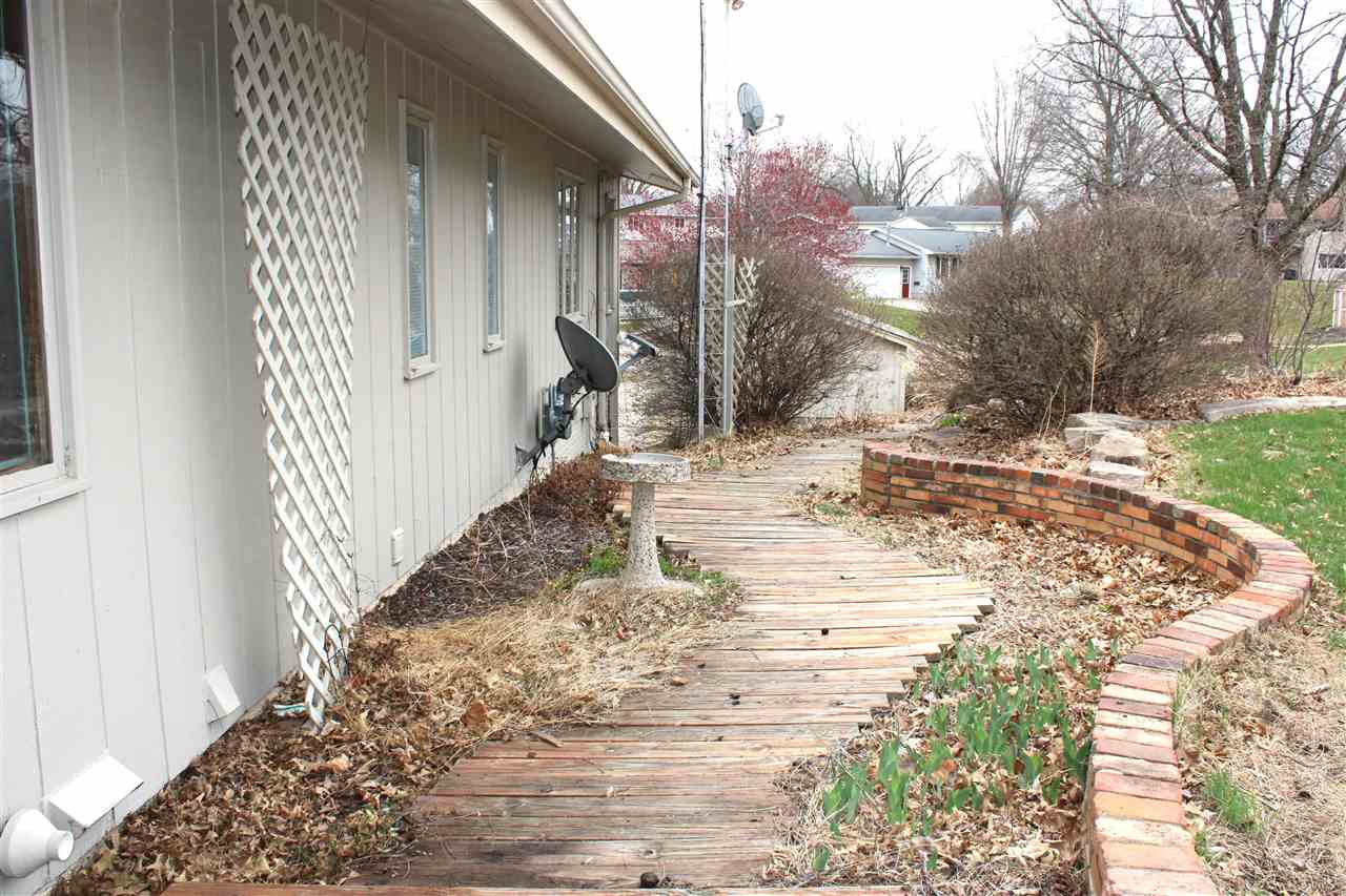 230 N Navajo Lane North English IA 52316