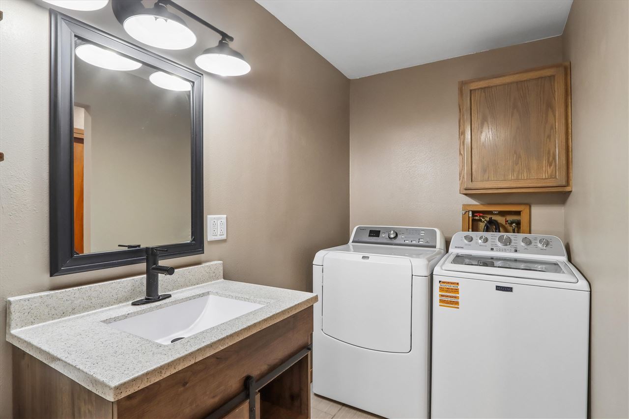 910 Cherry Avenue Marengo IA 52301