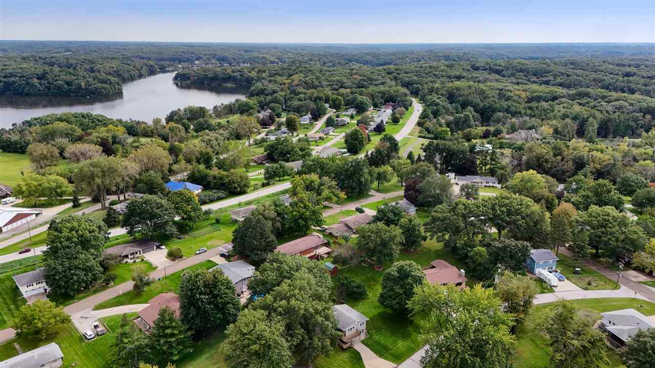324 Lake View Dr NE Solon IA 52333