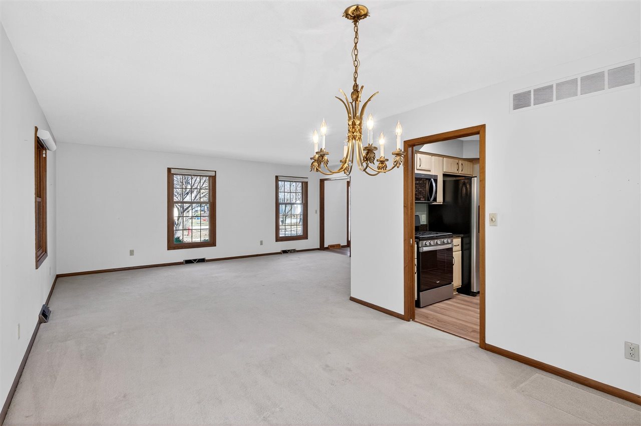 556 Mahaska Court Iowa City IA 52246-1605
