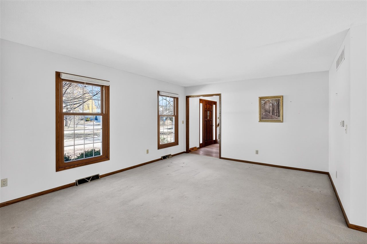 556 Mahaska Court Iowa City IA 52246-1605