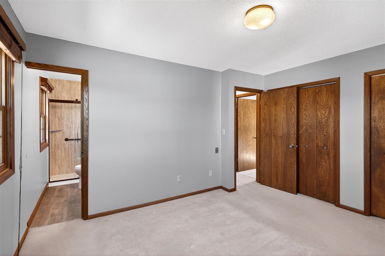 556 Mahaska Court Iowa City IA 52246-1605