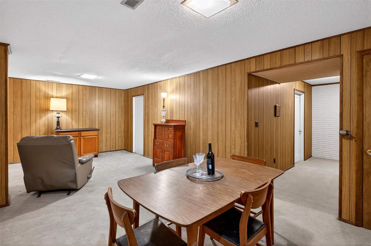 556 Mahaska Court Iowa City IA 52246-1605