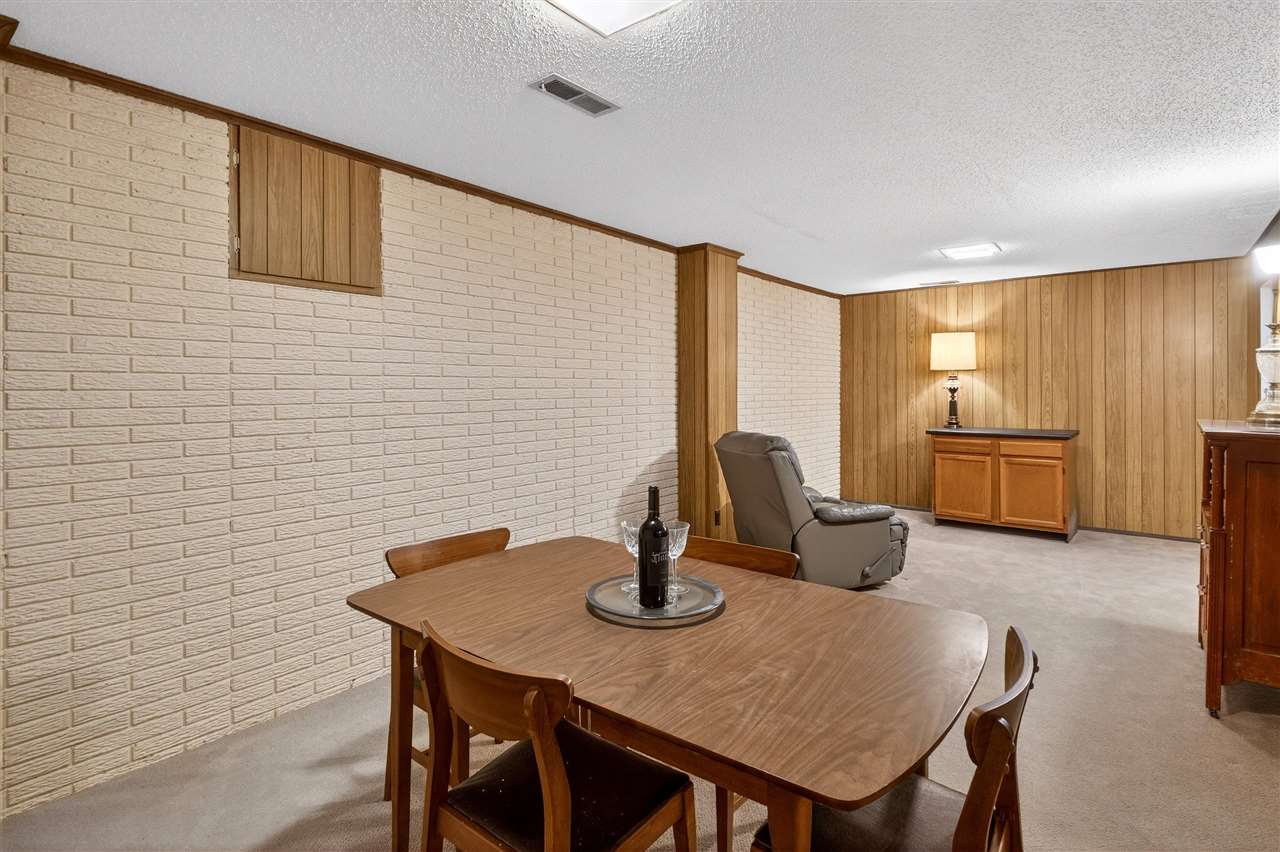 556 Mahaska Court Iowa City IA 52246-1605