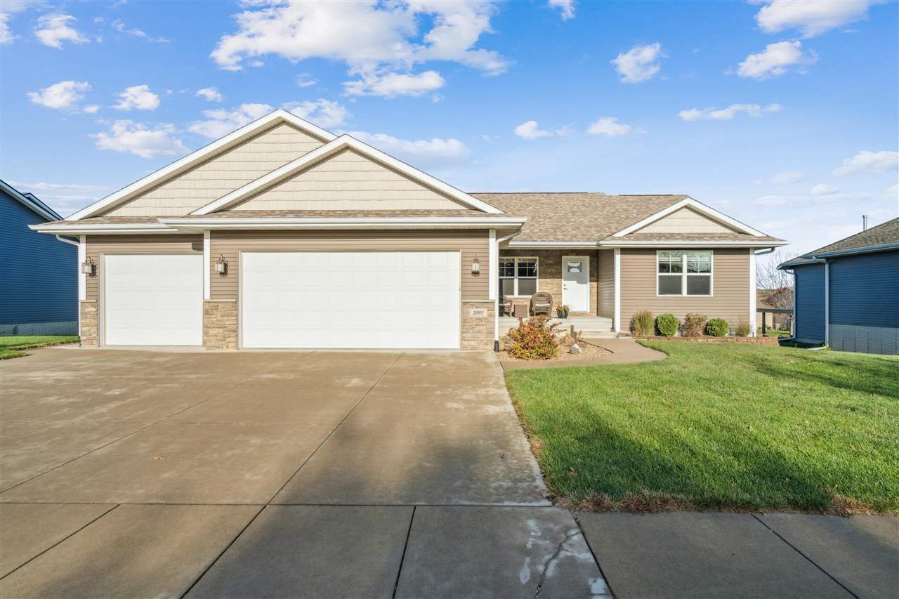 2095 Fieldcrest Lane Ely IA 52227