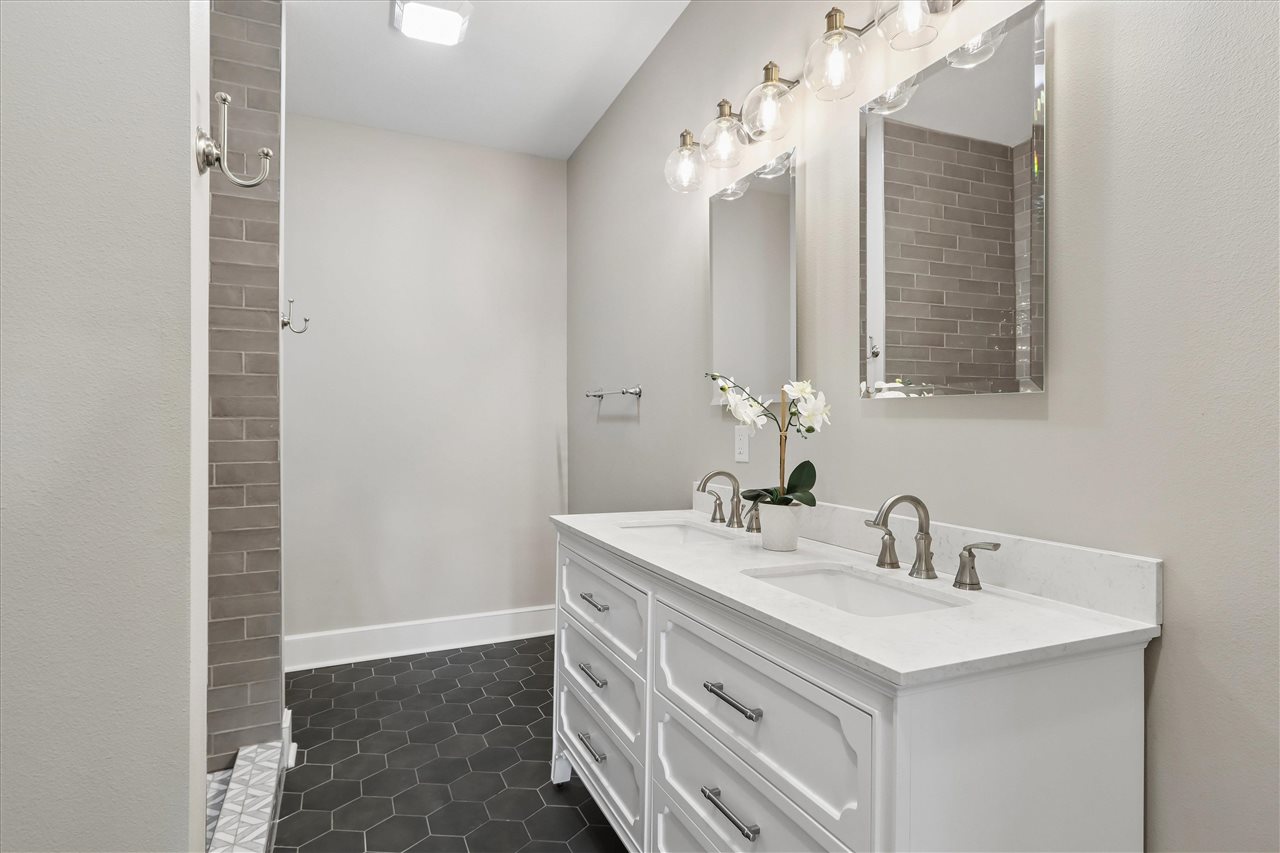1025 N Summit Street Iowa City IA 52245