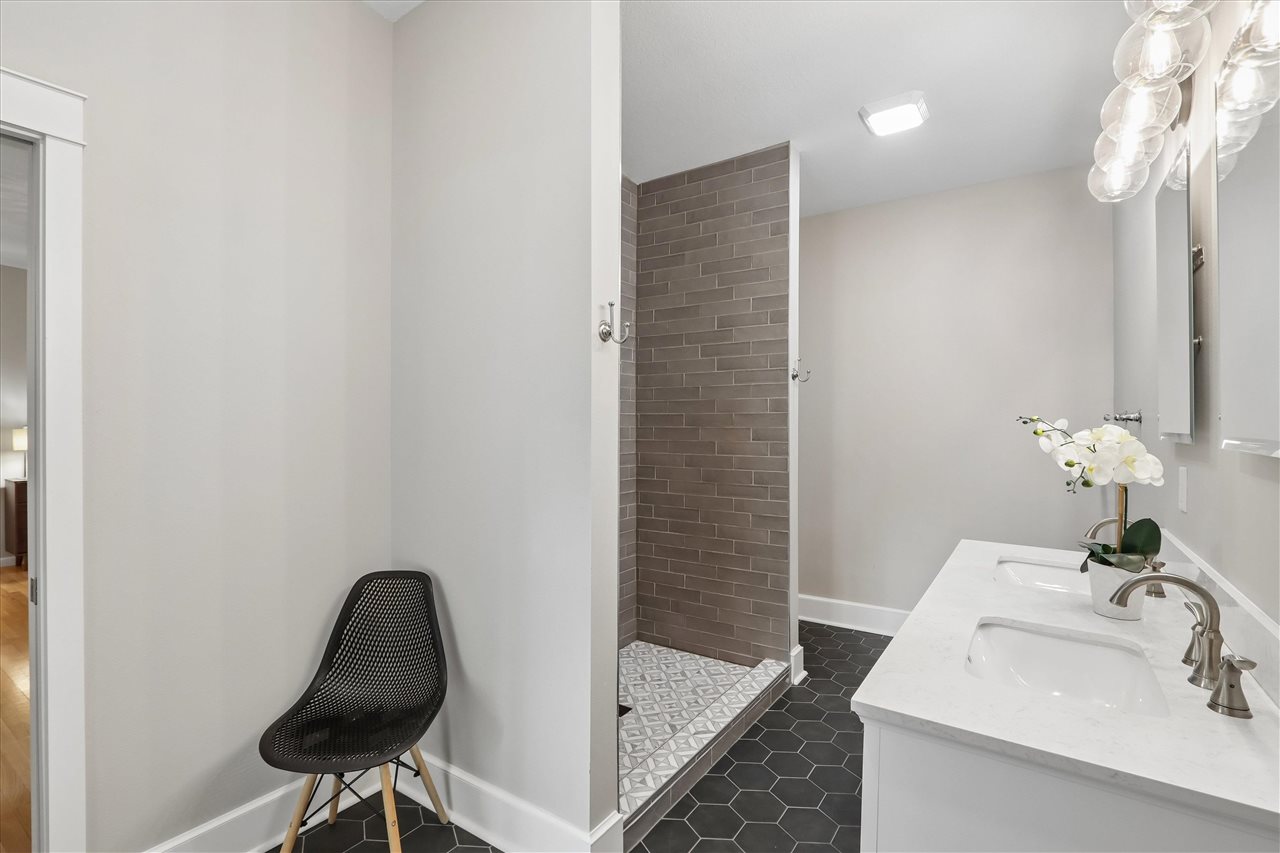 1025 N Summit Street Iowa City IA 52245