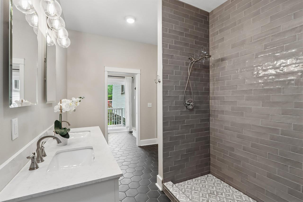 1025 N Summit Street Iowa City IA 52245