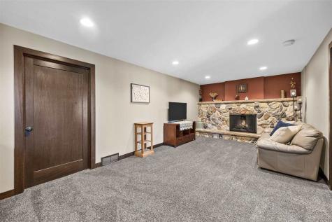 1896 Sunset Drive NE Solon IA 52333